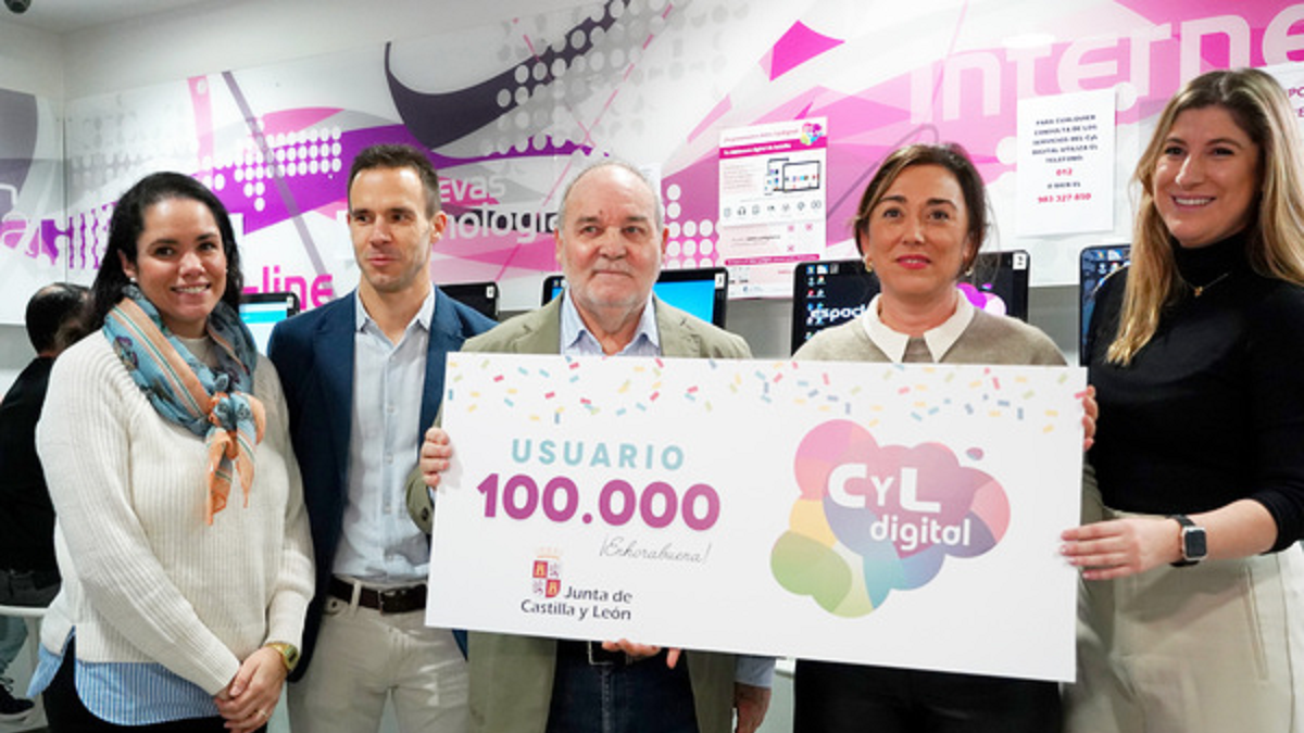 La consejera de Movilidad y Transformación Digital, María González Corral, felicita al usuario número 100.000 del programa CyL Digital de formación en competencias digitales a la ciudadanía- Leticia Pérez/ Ical