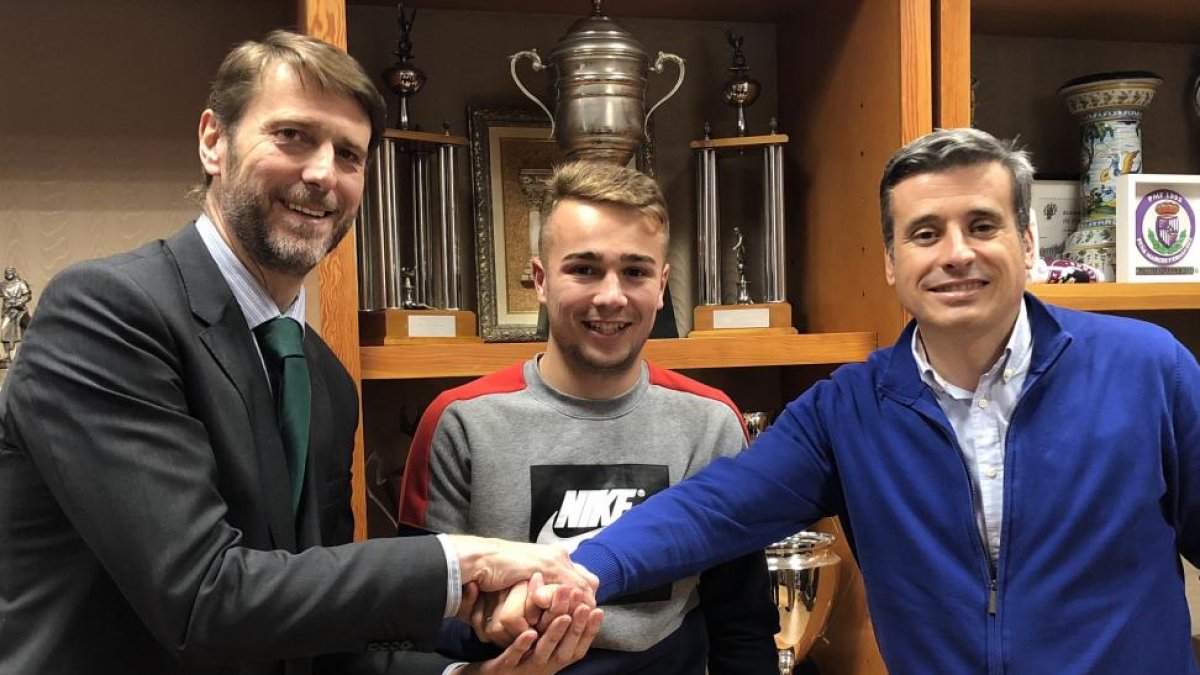 Javier Ontiveros posa ayer entre el presidente Carlos Suárez y el director deportivo Miguel Ángel Gómez.-RVCF