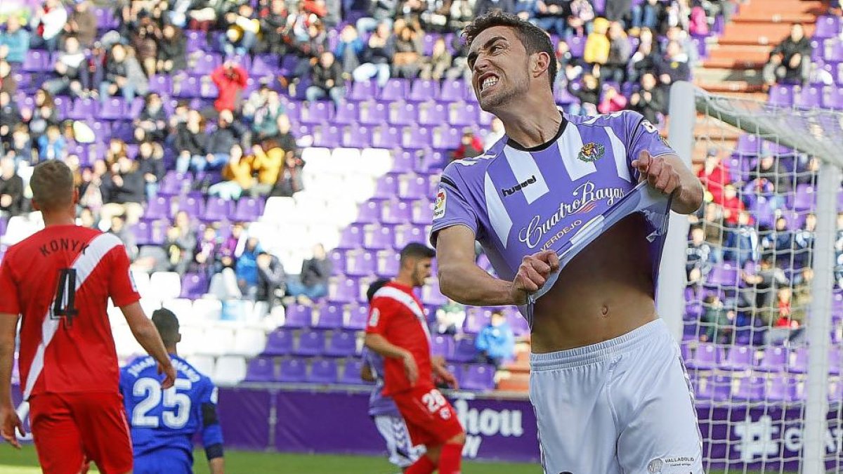 Jaime Mata estira la camiseta mientras lamenta una de las varias ocasiones falladas.-J. M. LOSTAU