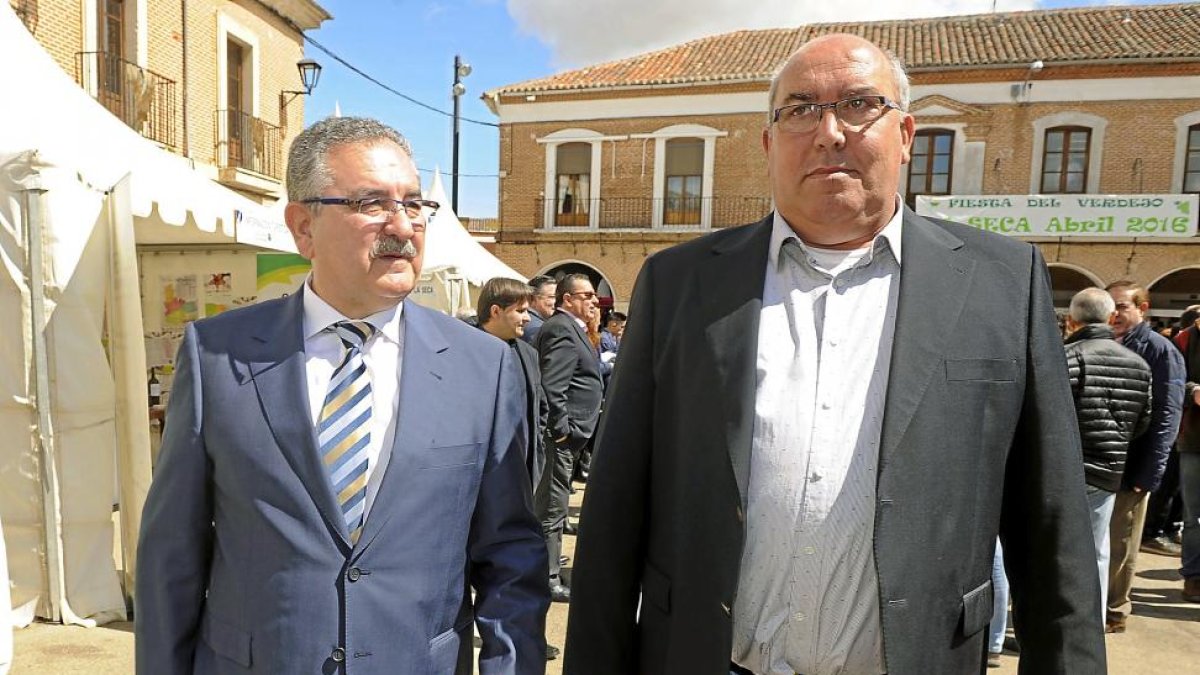 El enólogo de Cuatro Rayas, Ángel Calleja, y el alcalde de la Seca, Goyo Bayón, ayer en laFiesta del Verdejo.-PHOTOGENIC