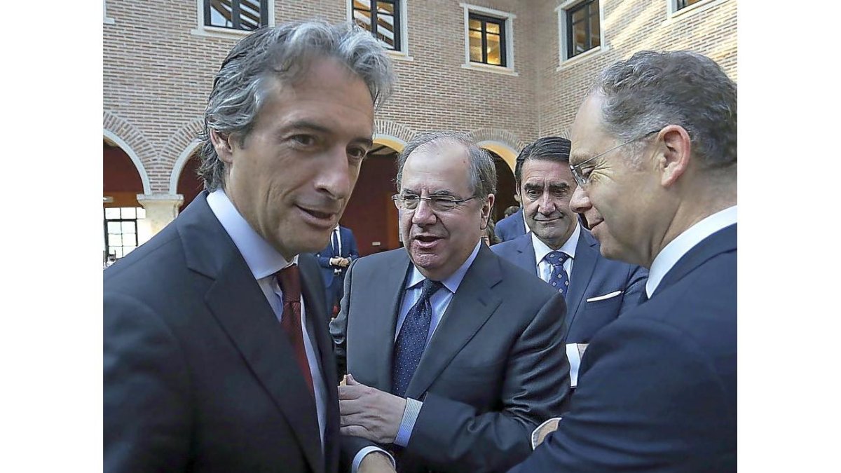 Iñigo de la Serna, Juan Vicente Herrera y el presidente de Adif, Juan Bravo.-ICAL