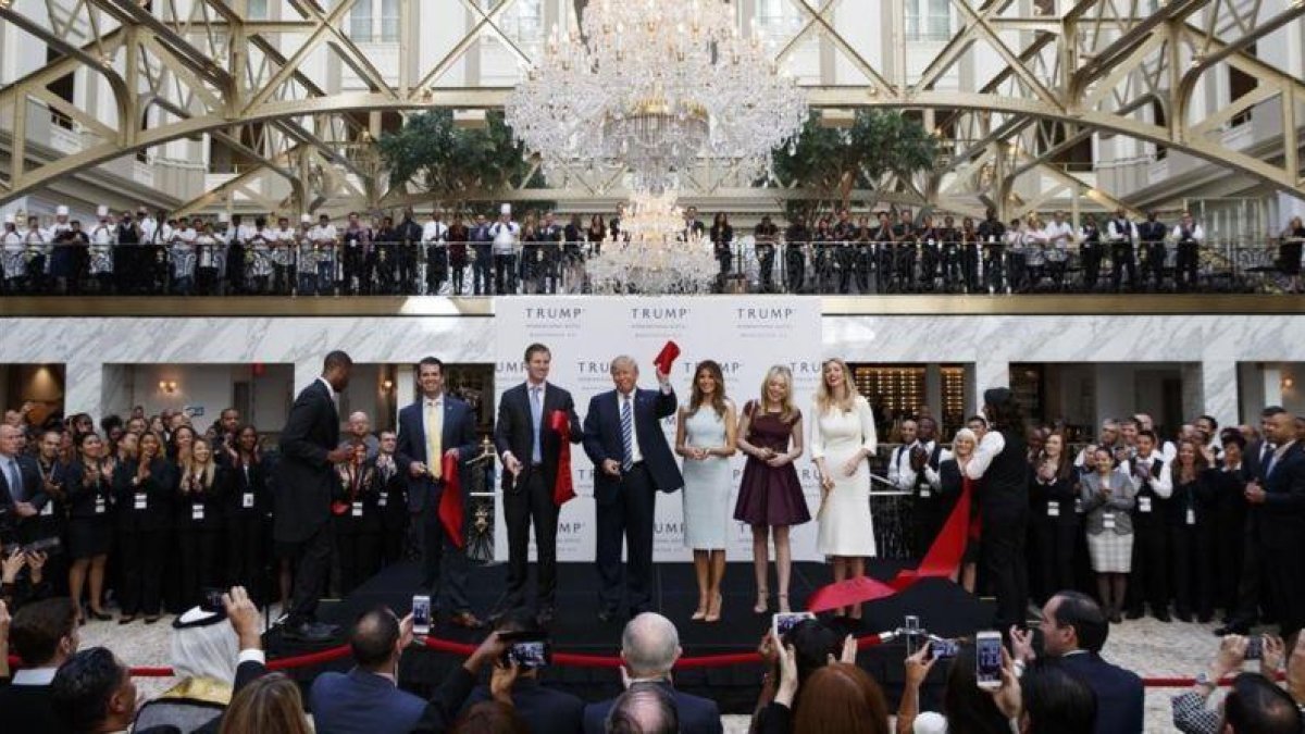 Donald Trump acompañado de su familia durante la inauguración del hotel en Washington.-AP / EVAN VUCCI