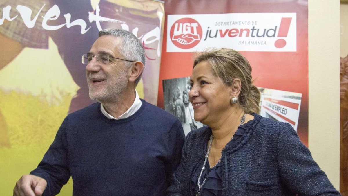 La vicepresidenta de la Junta de Castilla y León, Rosa Valdeón, asiste a la inauguración de la VI Escuela participativa de jóvenes de Castilla y León, organizada por UGT. En la imagen acompañada de Agustín Prieto, secretario regional del sindicato-Ical