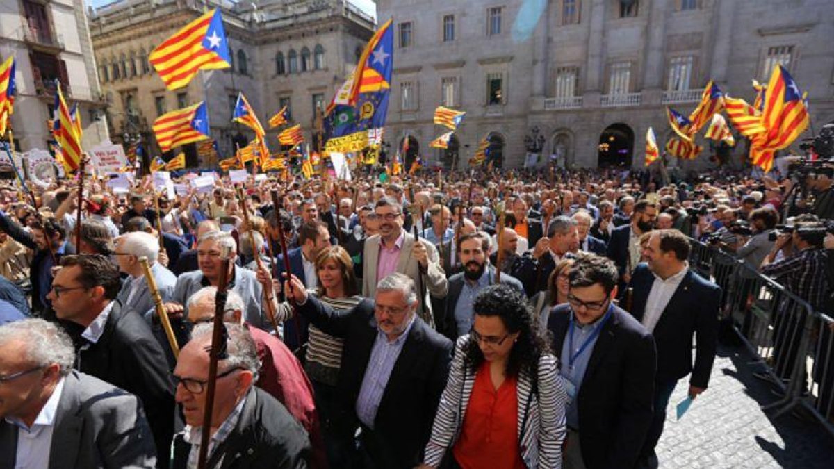 Los alcaldes y resto de autoridades cruzan la plaza Sant Jaume desde el ayuntamiento al Palau de la Generalitat-DANNY CAMINAL