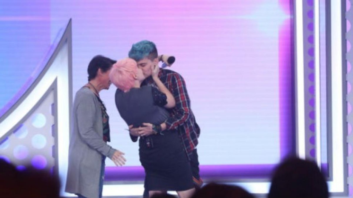 El beso de Marina y Bast, en la quinta gala de OT-/ PERIODICO (TWITTER)