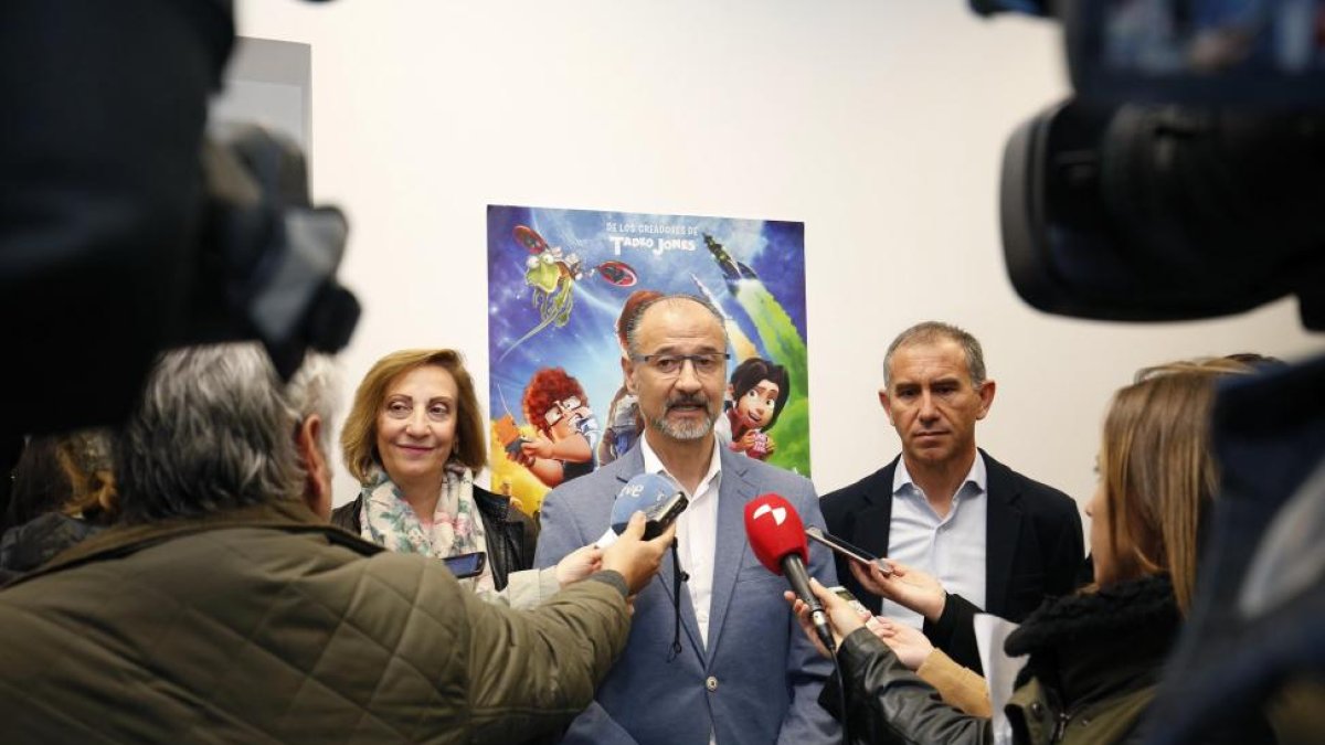 El portavoz de Ciudadanos en las Cortes, Luis Fuentes, junto con el coordinador de Ciudadanos en Segovia, Alfonso Martín Gómez, y la secretaria, María José García Orejana, visitan las instalaciones de Paramotion Films y Next Lab & New Media.-ICAL