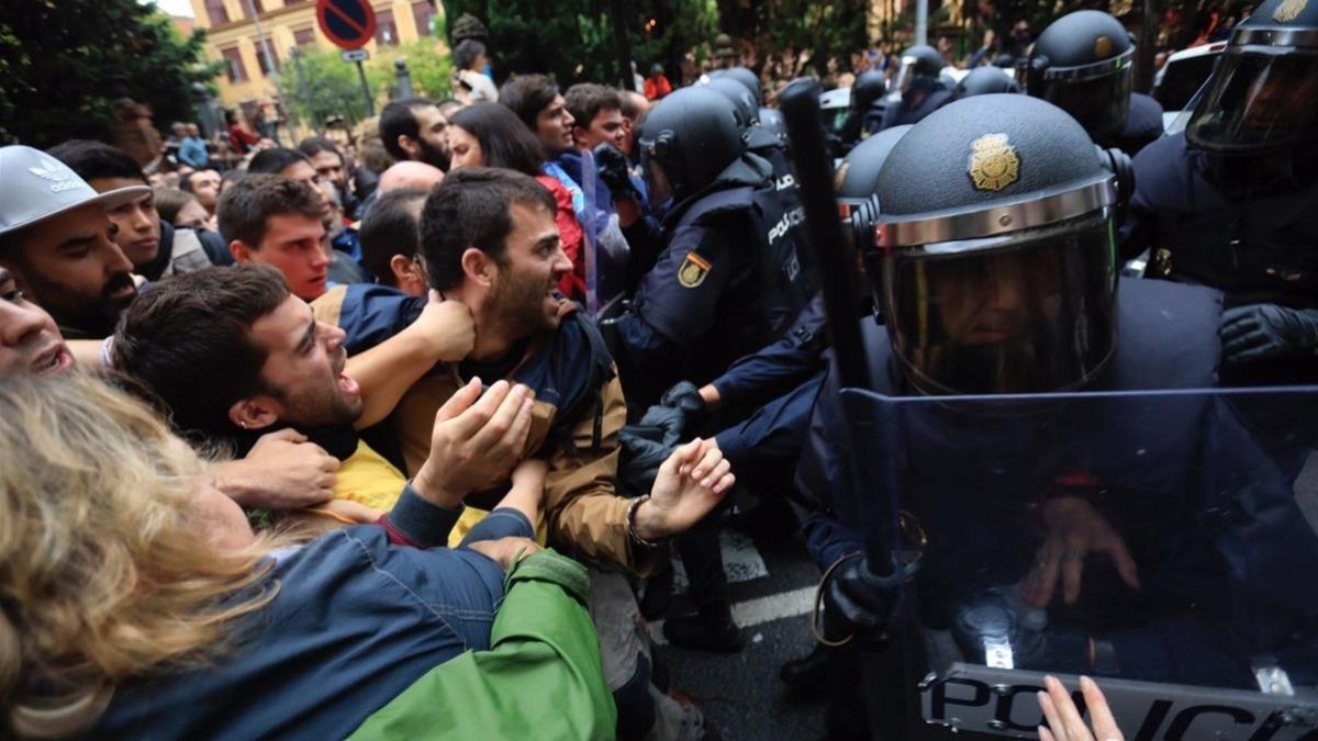 Carga policial en el IES Ramon Llull, en el referéndum del 1-O.-FERRAN NADEU
