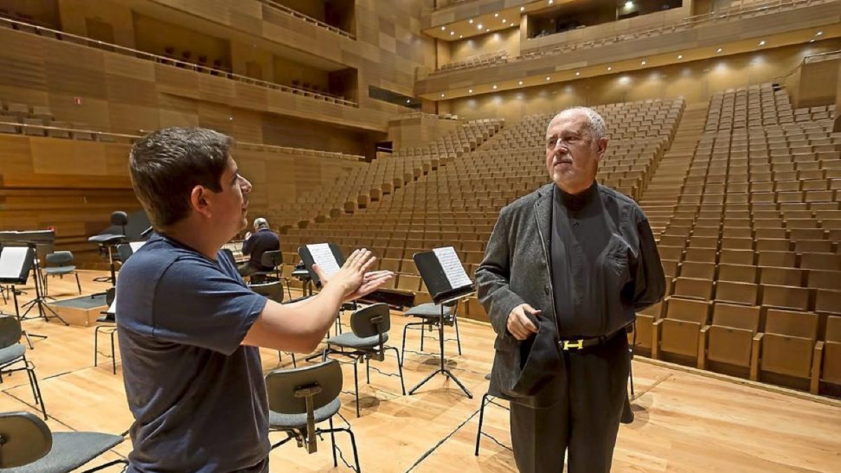 El pianista Javier Perianes y el director Jesús López Cobos conversan ayer en la Sala Sinfónica del CCMD, después de los ensayos de los conciertos dedicados a Beethoven.-Miguel Ángel Santos