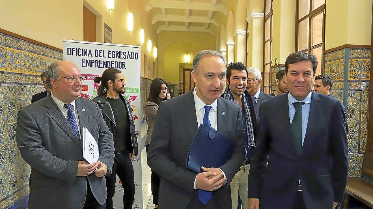 Largo Cabrerizo, ayer en el centro, junto al consejero de Empleo, Fernández Carriedo, en un acto de emprendedores.-ICAL