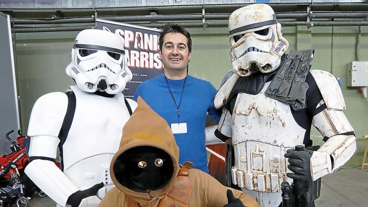 David M. Santana rodeado de los ‘soldados imperiales’ de Star Wars.-J.M.LOSTAU