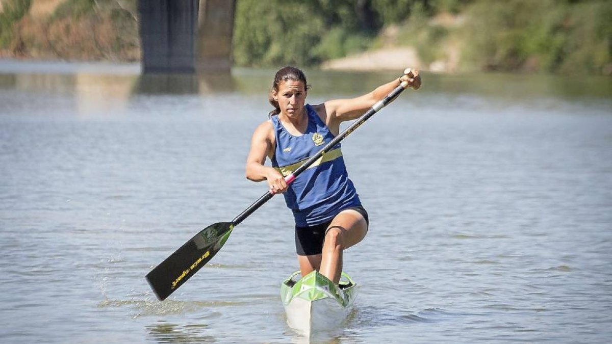 La vallisoletana Patricia Coco, durante un entrenamiento en el Pisuerga.-Miguel Ángel Santos