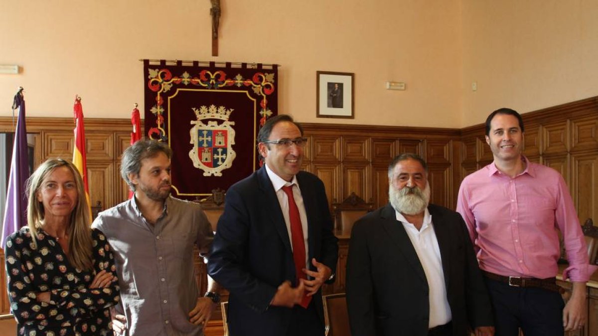 (IaD) La concejal delegada del área de Cultura, Turismo y Fiestas, Carmen Fernández Caballero; el pregonero literario, Daniel Landa; el alcalde de Palencia, Alfonso Polanco; el pregonero del palentino ausente, Javier Pérez Andrés, y el concejal de Fiestas-Ical