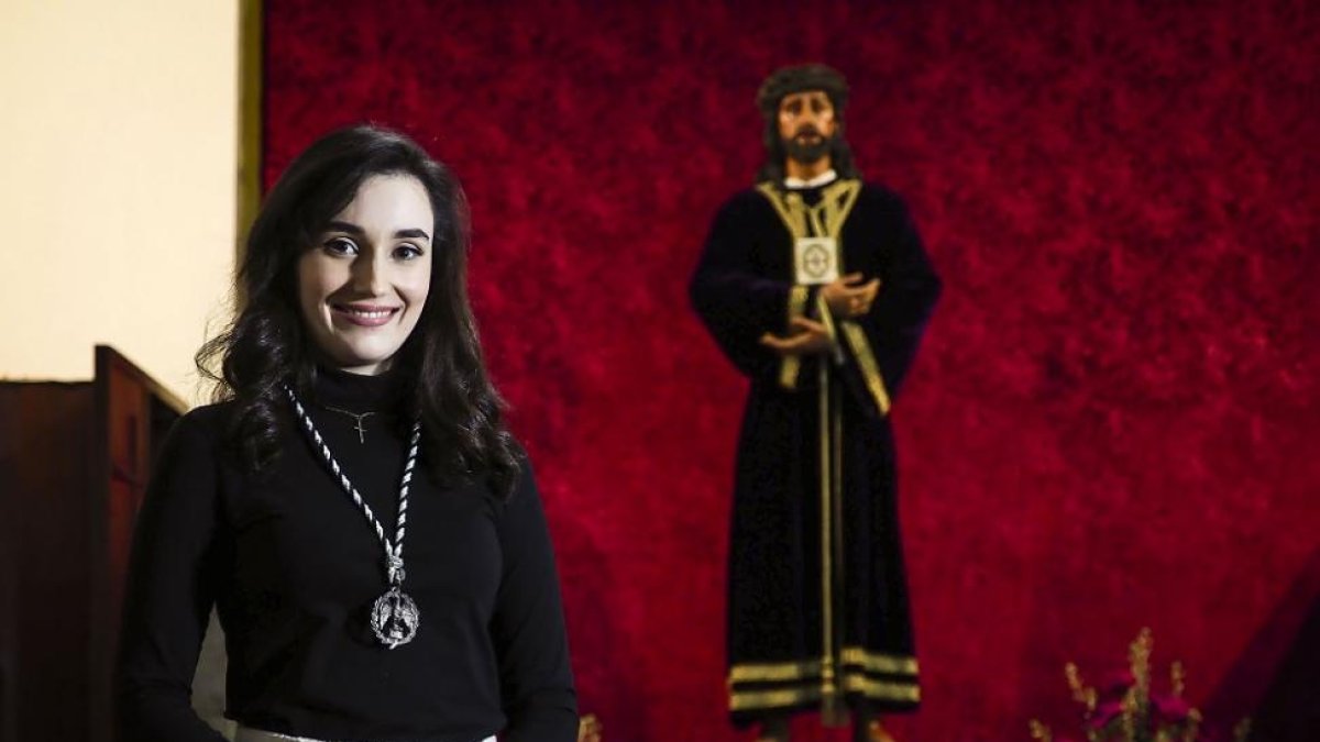 Adriana Cuadrado ante el Jesús de Medinaceli.-MIGUEL ÁNGEL SANTOS