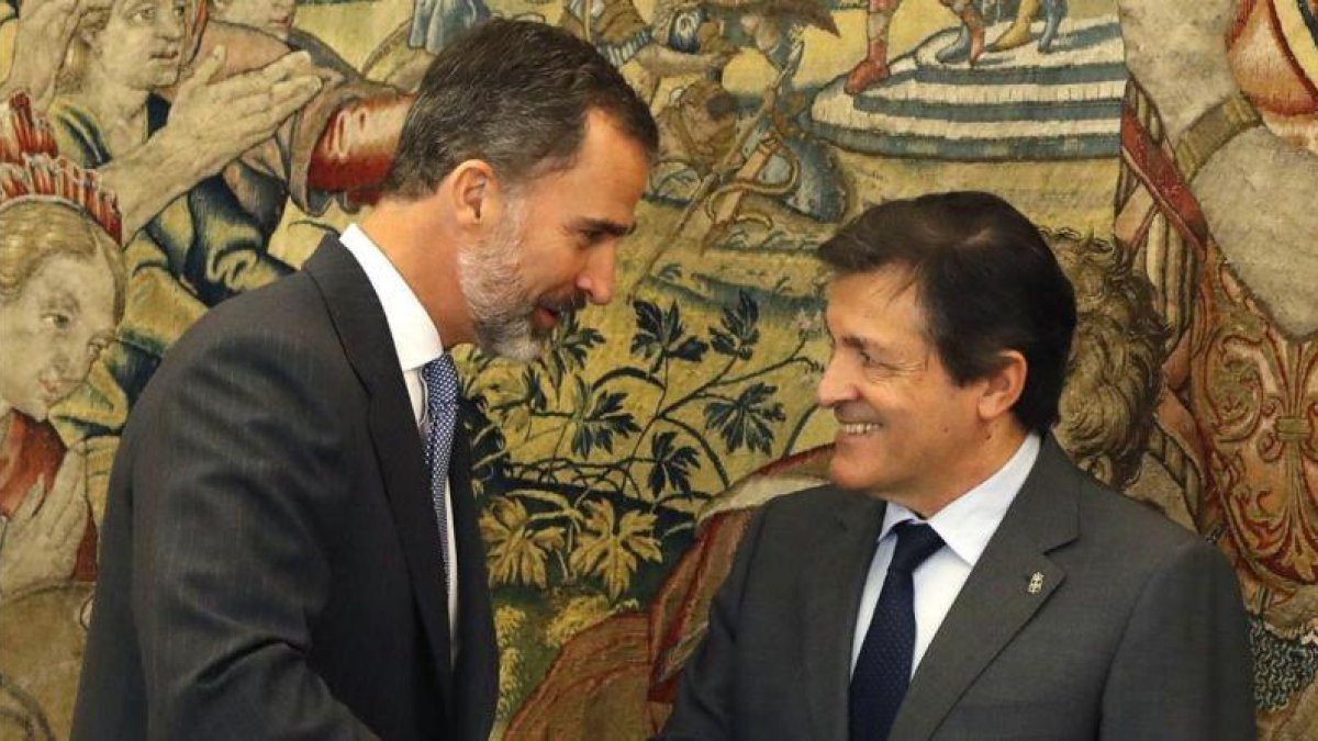El Rey y Javier Fernández, este martes en el Palacio de la Zarzuela.-POOL