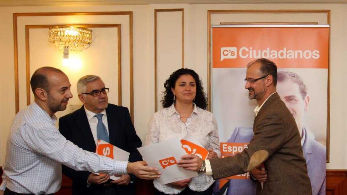 Luis Fuentes. a la derecha, junto al equipo de campaña de Ciudadanos ayer en Valladolid-Ical