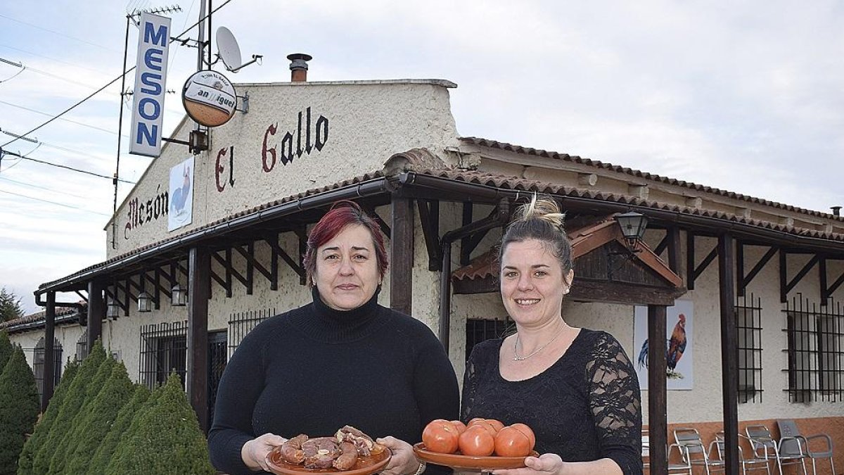 Mari Carmen y Patricia, hija y nieta de la recordada Felipa Miguélez del histórico Casa Marcelo, a la puerta de su nuevo restaurante.-