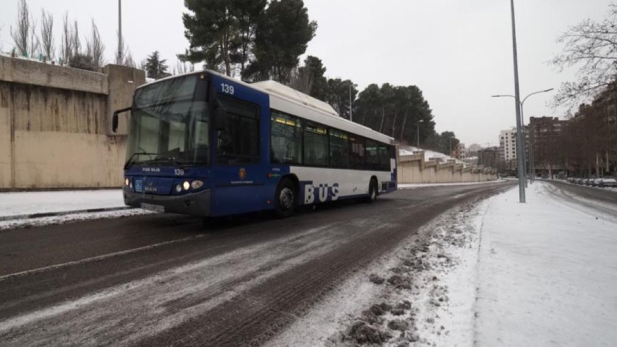 Un autobús de Auvasa, en la mañana de hoy. MIGUEL ÁNGEL SANTOS / PHOTOGENIC