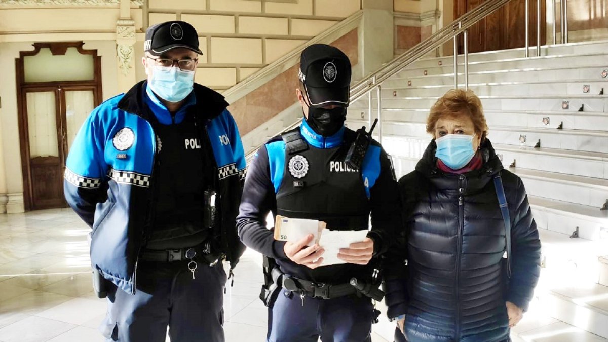 Una ciudadana entrega a la Policía Local de Valladolid una importante suma de dinero que había encontrado en un cajero automático. - ICAL