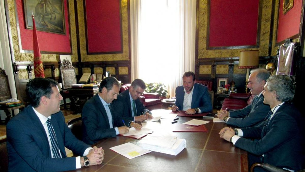 Imagen de la firma del acuerdo de renovación.-ICAL