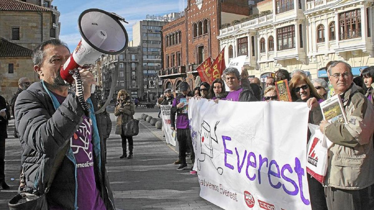 Los trabajadores de la editorial Everest durante una concentración de protesta-Ical
