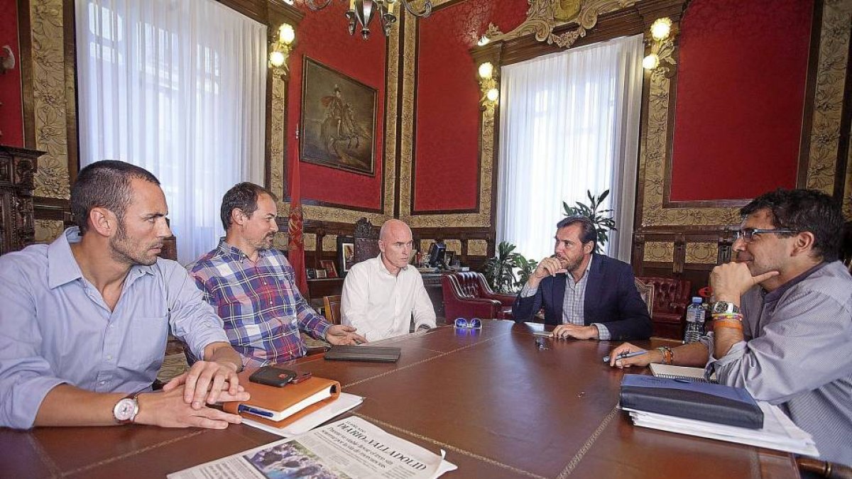 Javier Casado, Alejandro Pellitero, Mike Hansen, Óscar Puente y Alberto Bustos, en el Ayuntamiento.-José C. Castillo
