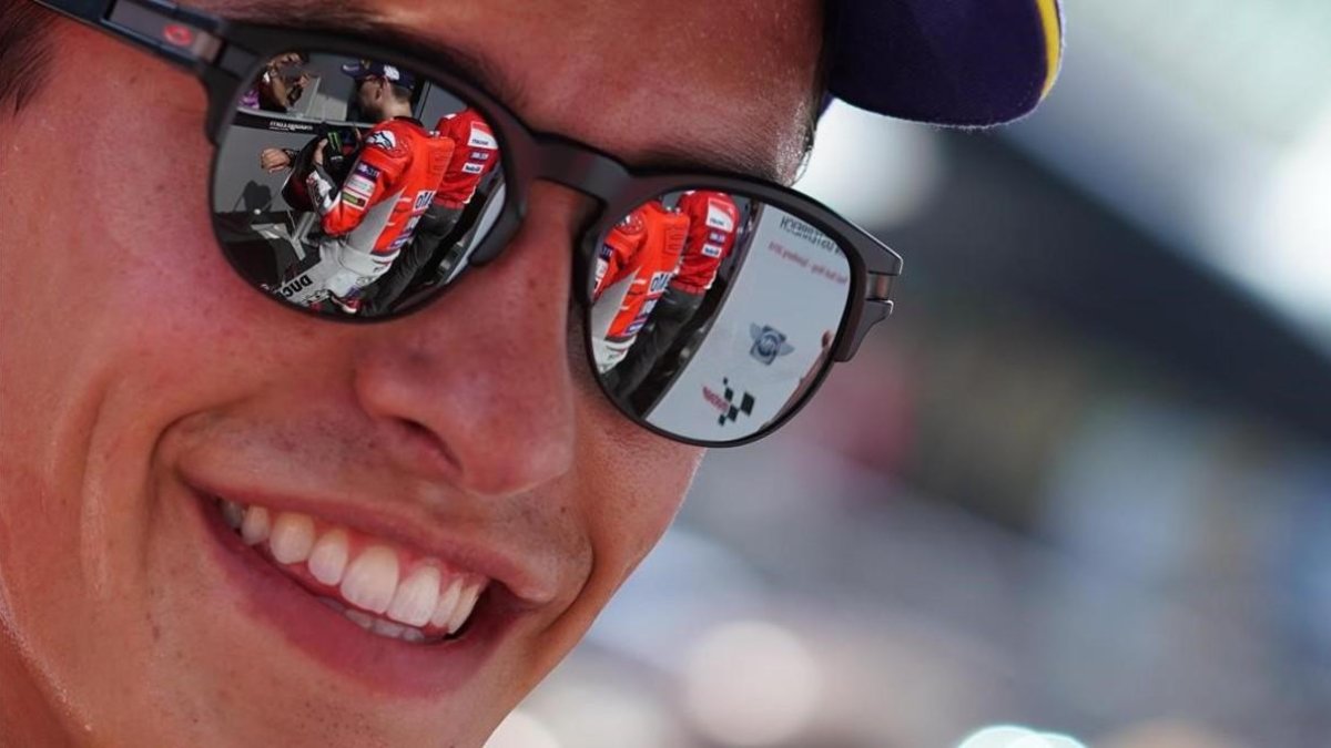Jorge Lorenzo (Ducati) aparece reflejado en las gafas de Marc Márquez (Honda), en la parrilla de Spielberg (Austria). /-ALEJANDRO CERESUELA