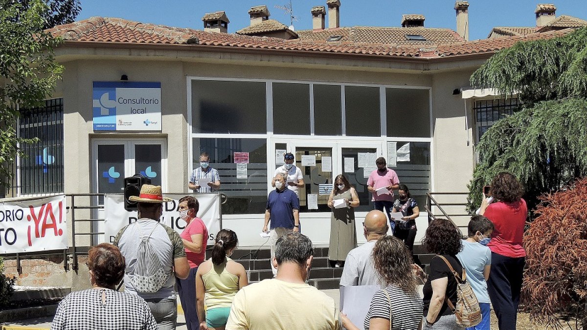 Protestas por el cierre del consultorio de Torrecaballeros (Segovia). ICAL