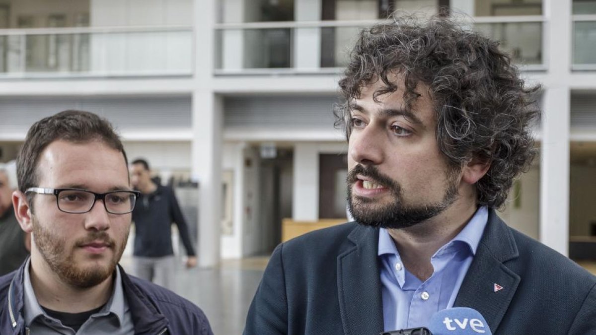 El procurador de IU-Equo Convergencia por Castilla y León, José Sarrión (D), y el coordinador provincial de IU Burgos, Jorge García (I), visitan el Hospital Universitario de Burgos (HUBU)-ICAL