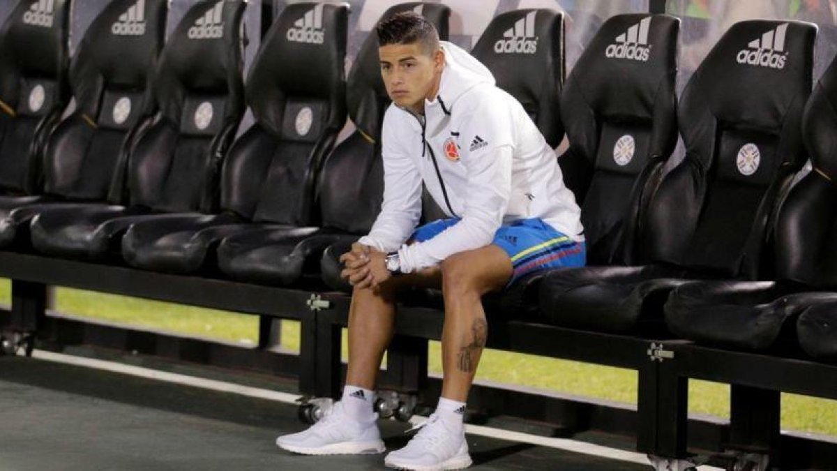 James, en el banquillo de la selección de Colombia antes del choque frente a Paraguay.-REUTERS / JORGE ADORNO