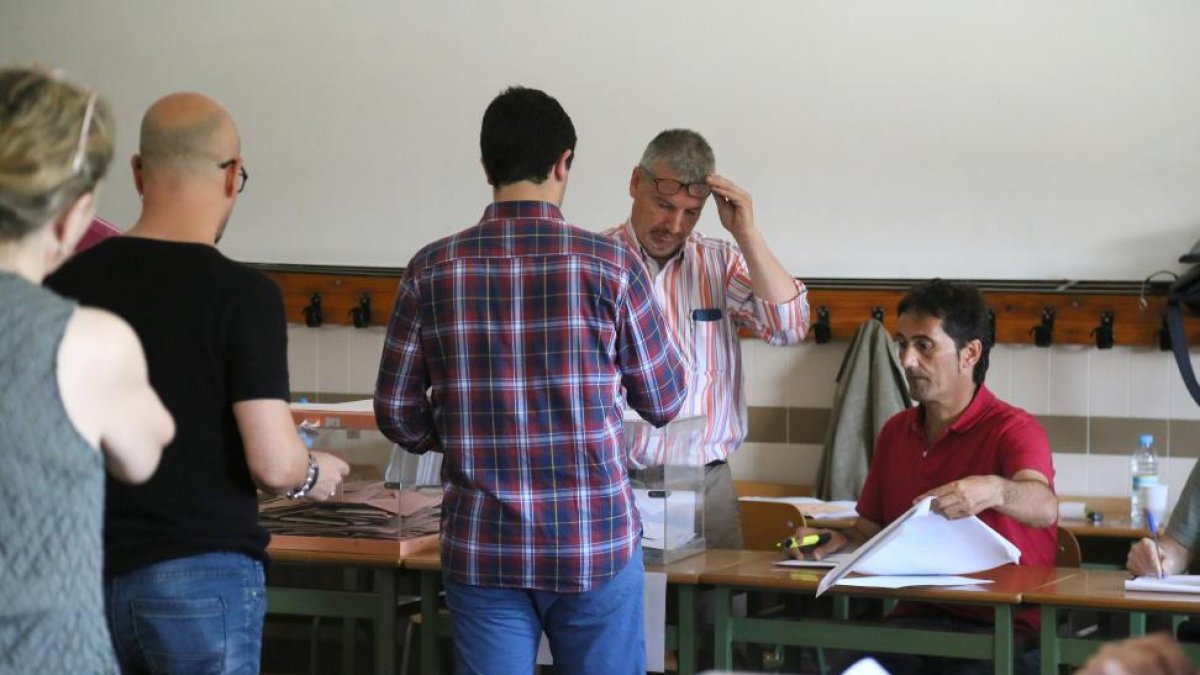 Colas para votar en un colegio electoral de Valladolid-ICAL