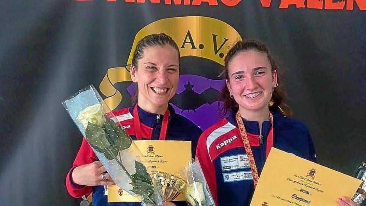 Dora Kiskapusi y María Mateos posan con sus copas y medallas.-EM