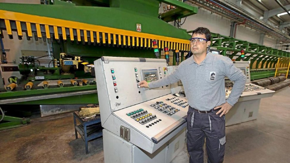 Un operario de la planta de Jalón de Extrusiones Metálicas Europea ante una de las máquinas de control.-W. DOS SANTOS