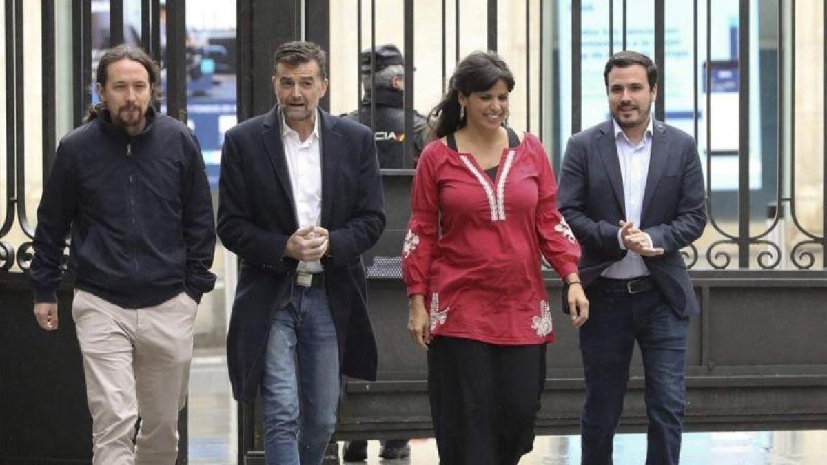 Los lideres de Adelante Andalucia, Teresa Rodriguez y Antonio Maillo, antes de la reunion con los maximos dirigentes de sus partidos, Pablo Iglesias, de Podemos, y Alberto Garzon, de IU, en el Congreso de los Diputados.-BALLESTEROS (EFE)