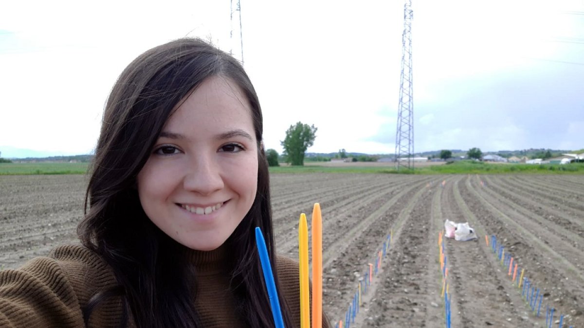Mónica Ortega acude sola en estos días de confinamiento para colocar los testigos sobre el terreno en el que investiga, en una finca de labor en Francia.- ECB