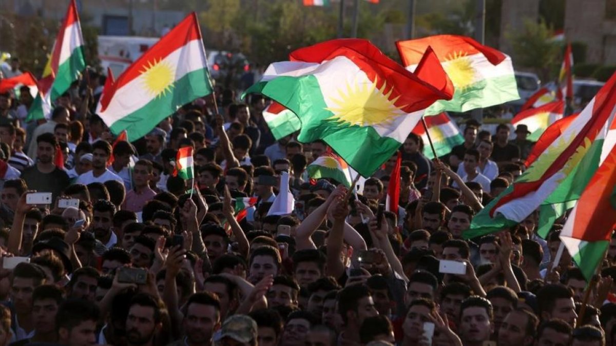 Personas de diferentes nacionalidades participan en una manifestación en apoyo del referéndum de independencia, en Erbil, capital del Kurdistán iraquí, el 13 de septiembre.-EFE