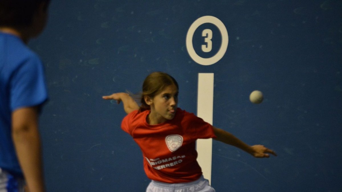 Imagen de una participante infantil de pelota mano femenina. EM