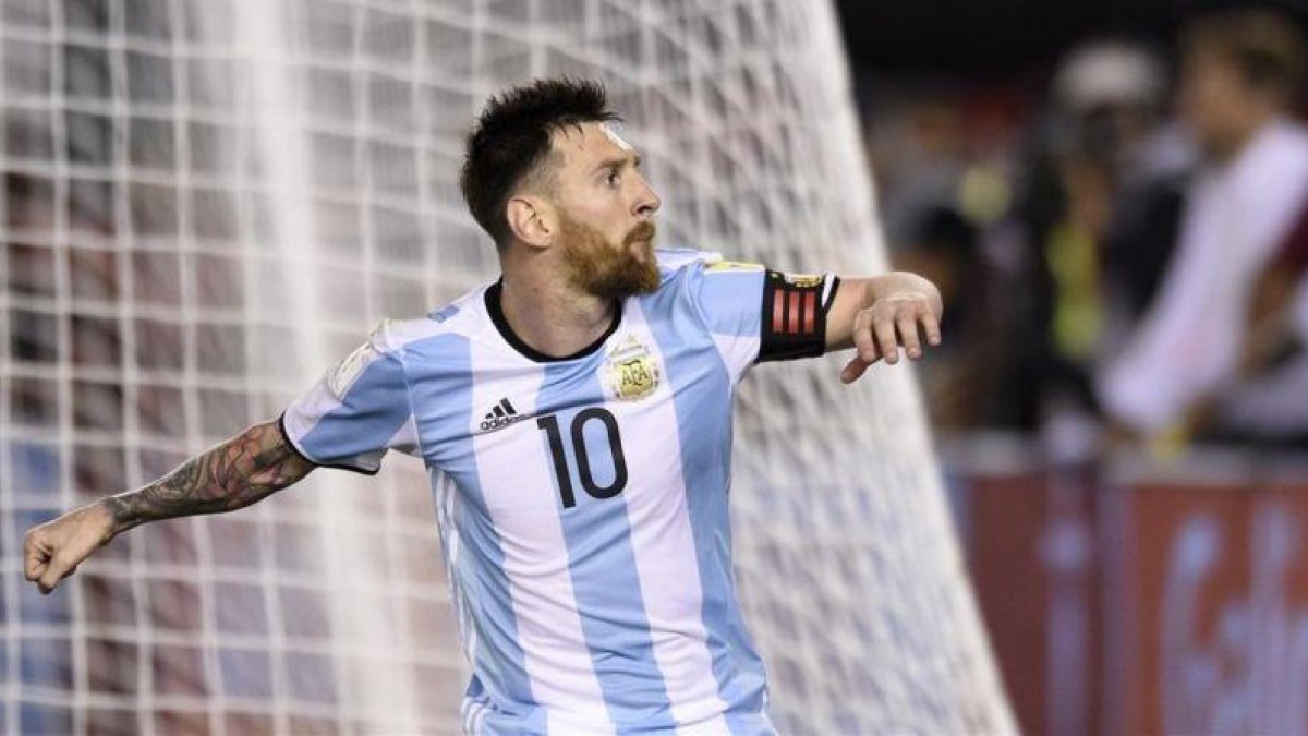 Messi celebra el gol de penalti con el que Argentina tumbó a Chile en Buenos Aires.-AP / GUSTAVO GARELLO
