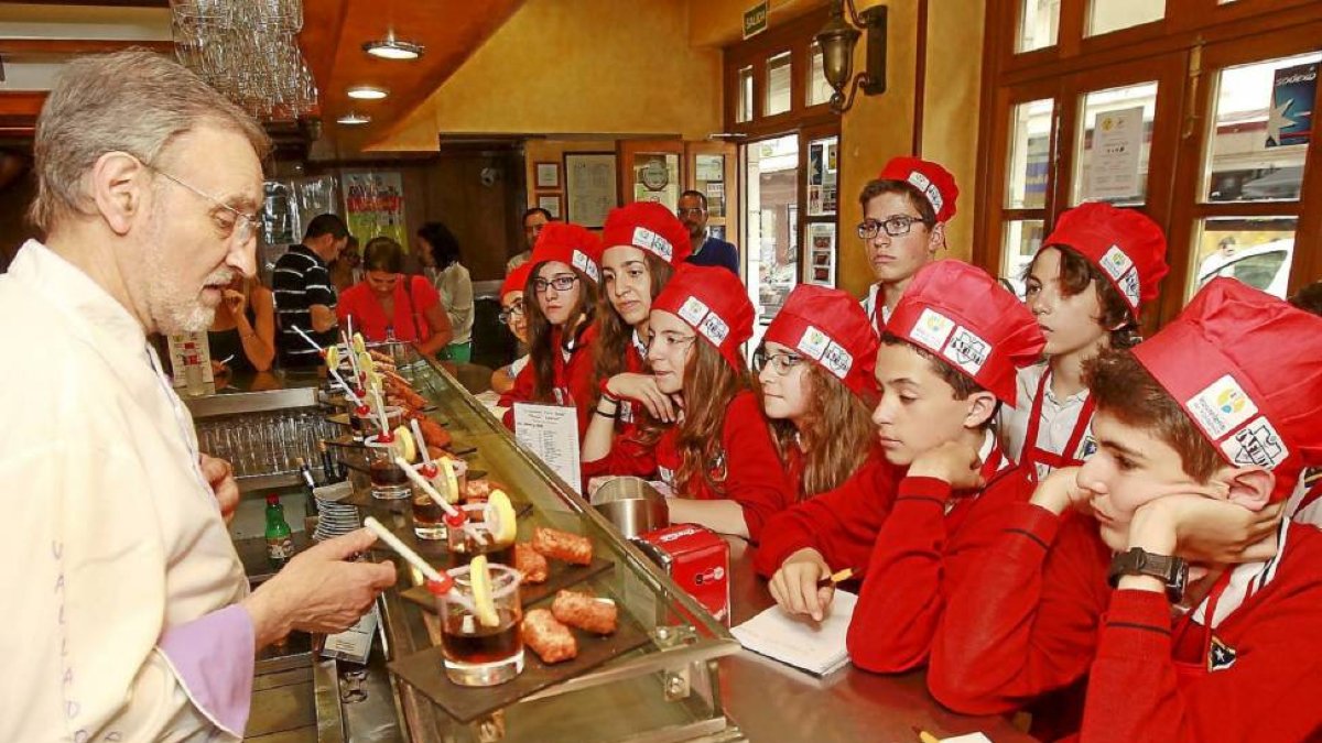 Alejo Burgos, del Ceyjo, explica a los niños la elaboración de su 'celi croqueta de jamón' sin glúten antes de catarla.-J.M. Lostau