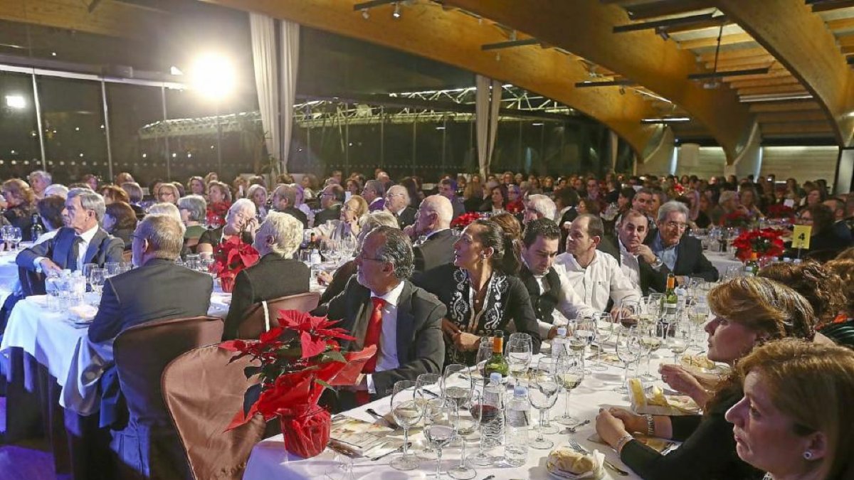 Asistentes a la cena organizada por la Asociación Española contra el Cáncer en el Museo de la Ciencia.-Ical