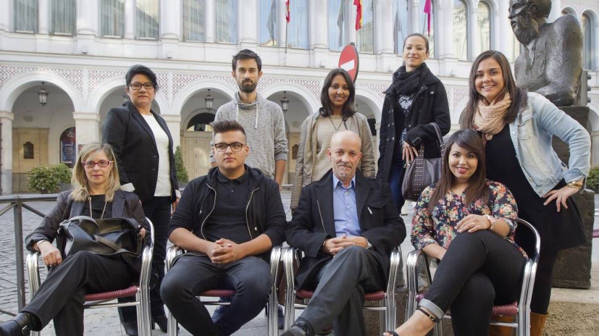 El quipo técnico contratado para la obra Viajando con Marsillach en Valladolid. Sentados: Azucena (i), Gustavo, Jesús y Nueitu. De pie: Elina (i), Javier, Abbie, Nathalia y Rocío .-J. M. Lostau