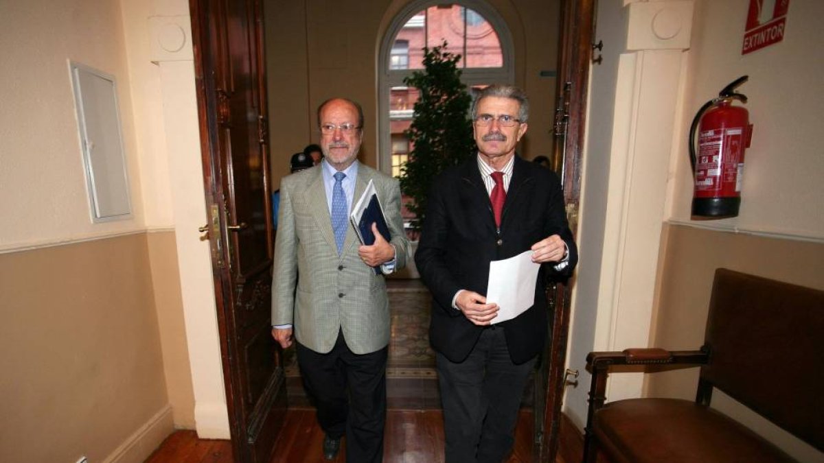 El alcalde de Valladolid, Javier León de la Riva, a su llegada al Pleno del Ayuntamiento. Junto a él, el concejal Manuel Sánchez-Ical