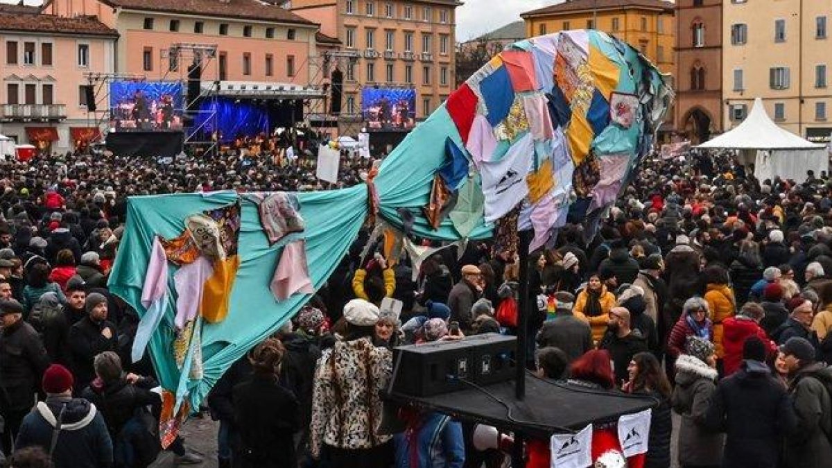 Una sardina gigante en la manifestación de Bolonia.-ANDREAS SOLARO / AFP