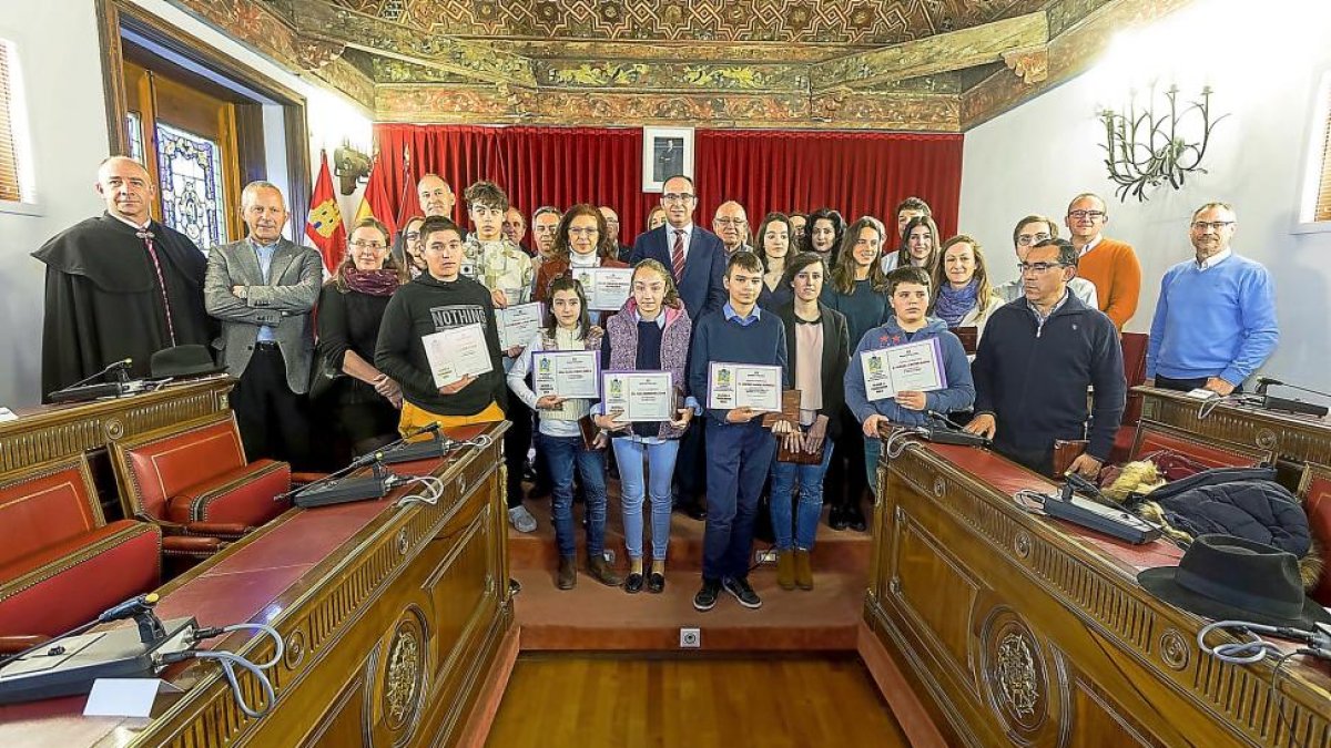 Foto de familia de los becados y premiados en las distintas categorías ayer, en el Palacio de Pimentel de Valladolid.-EL MUNDO