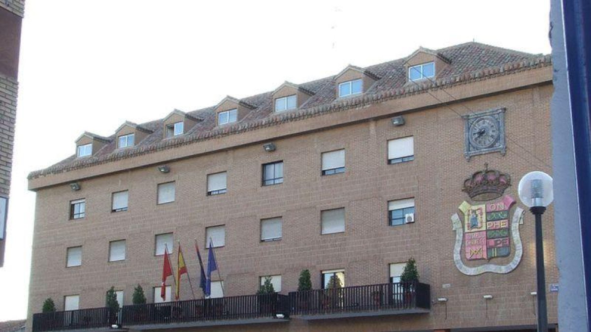 Exterior del Ayuntamiento de Móstoles.-WIKIMEDIA
