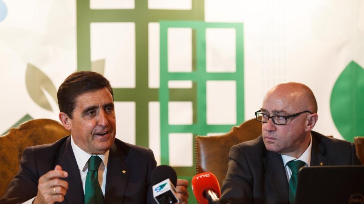 El presidente de Caja Rural de Soria, Carlos Martínez (I) y el director general de la entidad, Domingo Barca, tras la Asamblea General-ICAL