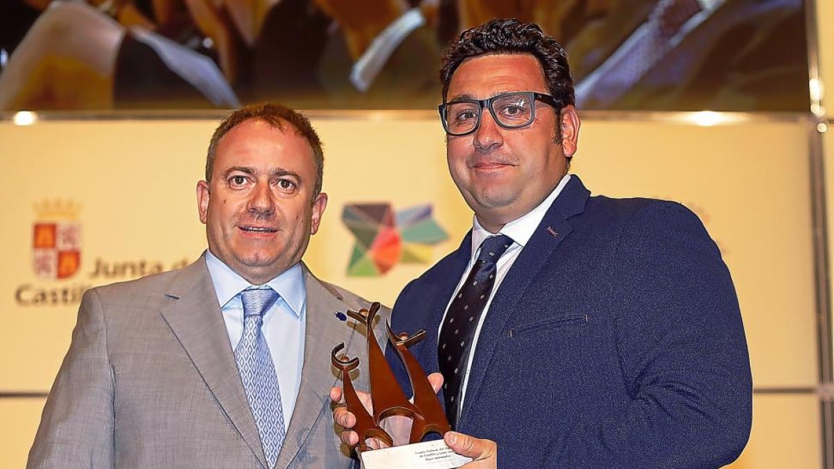 Íñigo Torres junto a Juan Carlos Pérez.-J.M. LOSTAU