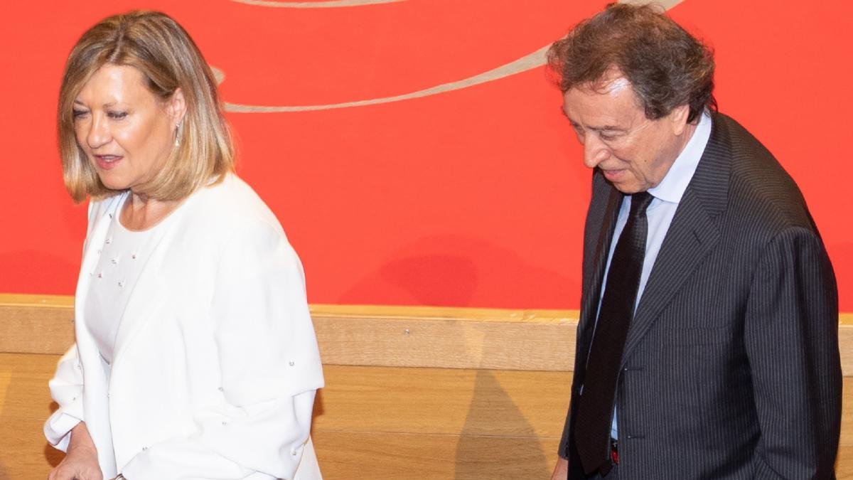 Pilar del Olmo y José Antonio De Santiago-Juárez, este lunes durante los Premios Castilla y León.-J. M. LOSTAU