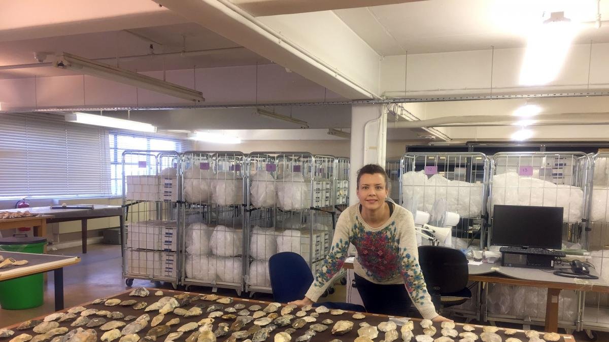 La vallisoletana Paula García-Medrano lleva a cabo su proyecto de investigación denominado ‘Western European Acheulean Project’ en el British Museum.-ICAL