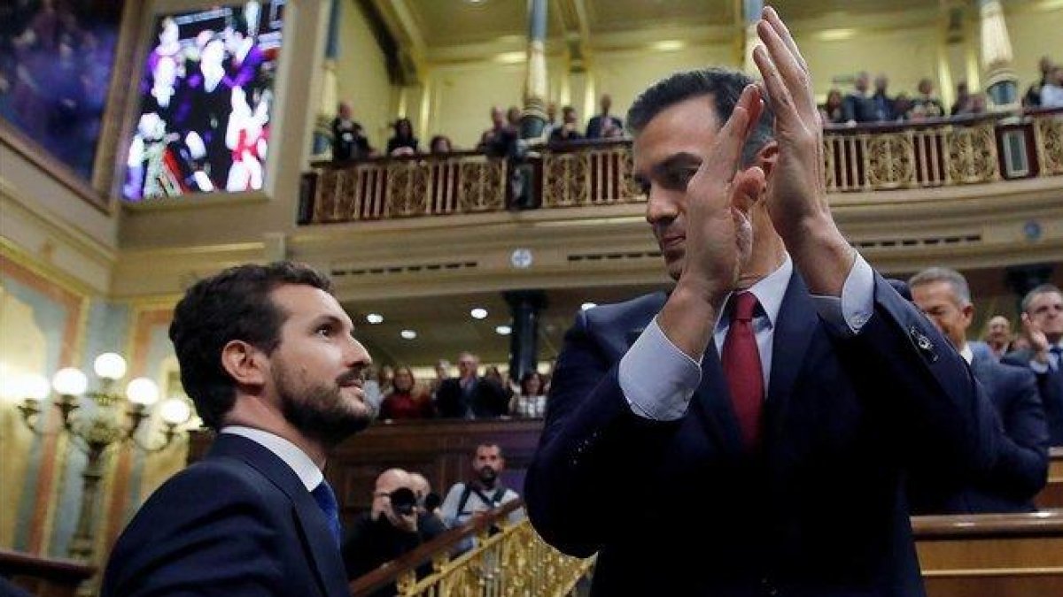 Pablo Casado y Pedro Sánchez, el pasado martes en el Congreso tras la votación de investidura.-EFE / JUAN CARLOS HIDALGO