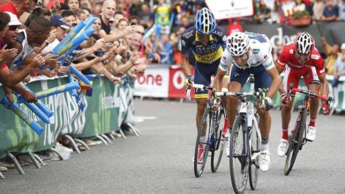 Valverde, delante de Contador (izquierda) y Purito, en la llegada del 2012 en el Coll de la Gallina.-Foto: AFP / JOSÉ JORDAN